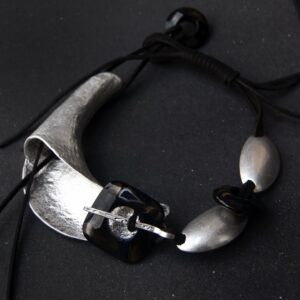 COLAR EM COURO E CRISTAL